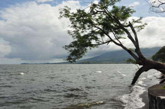 Com o lago cheio, quase não se vê a praia de Santo Domindo, na Isla Ometepe, no lago Nicarágua, sul do país. Ao fundo, o vulcão Maderos, encoberto por nuvens